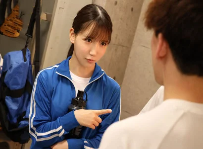 các chàng trai trong câu lạc bộ bóng đá quan hệ tập thể với cô gái xinh