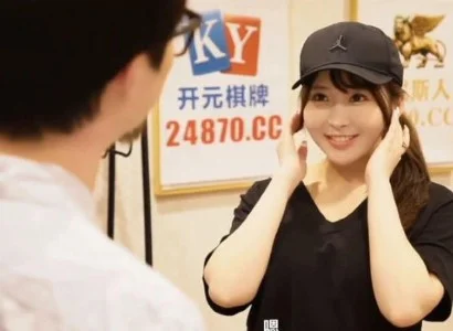 Cô nhân viên giao hàng dễ tính khi trao hàng