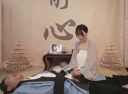 Nữ tu trẻ che chở vị đạo sĩ bị thương