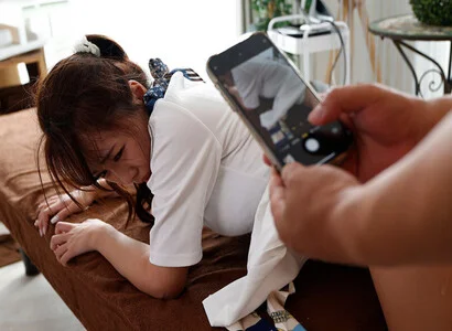 Khi đi triệt lông liền đè ra hiếp