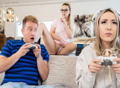 cô bé mải mê chơi game khiến bạn thân nhân cơ hội cướp người yêu