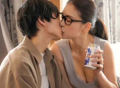 Anh chàng vừa mất người yêu vì bị cắm sừng được chị hàng xóm an ủi vỗ về