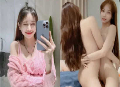Cặp đôi bạn thân là Lâm Thái Vy và bạn của cô ấy móc bím ngay trên sóng trực tiếp