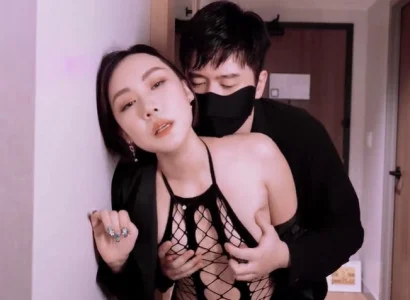 Chị vợ bán thân cho ông sếp để trả nợ cho chồng