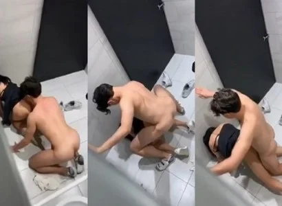 Họ đang quan hệ trong WC, không hay biết bị quay